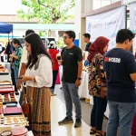 Shopping experience at ROKOK88 showcasing local products and brands, featuring rokok88 link alternatif.